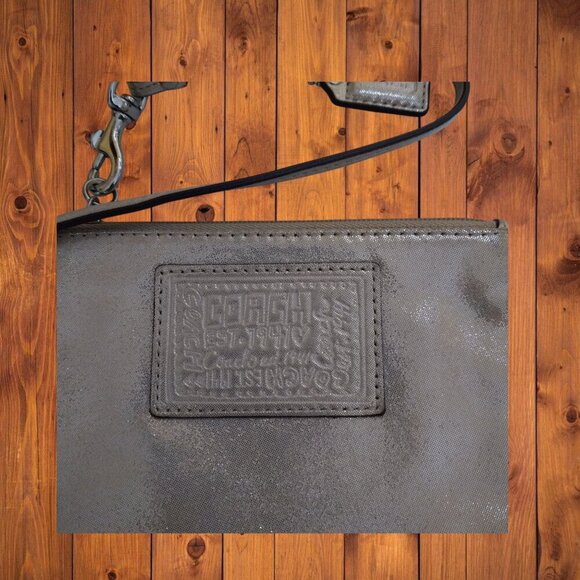 Coach Women's Poppy Pearl Metallic Gold Wristlet Purse With Hang Tag Logo - Picture 2 of 5